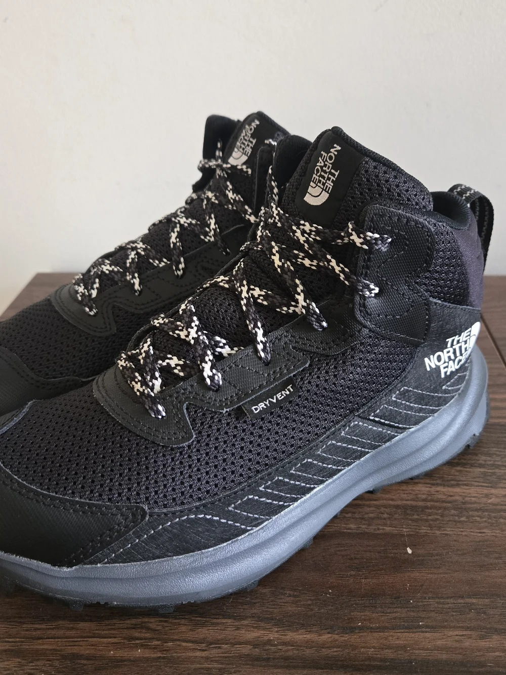 The North Face Youth Fastpack Hiker Mid Waterproof Boots Youth Size 4 Black